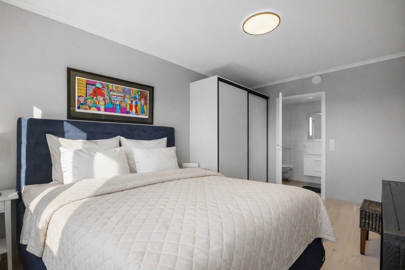 Hovedsoverommet har god plass til dobbeltseng og adkomst til egen bad. Galleribilde