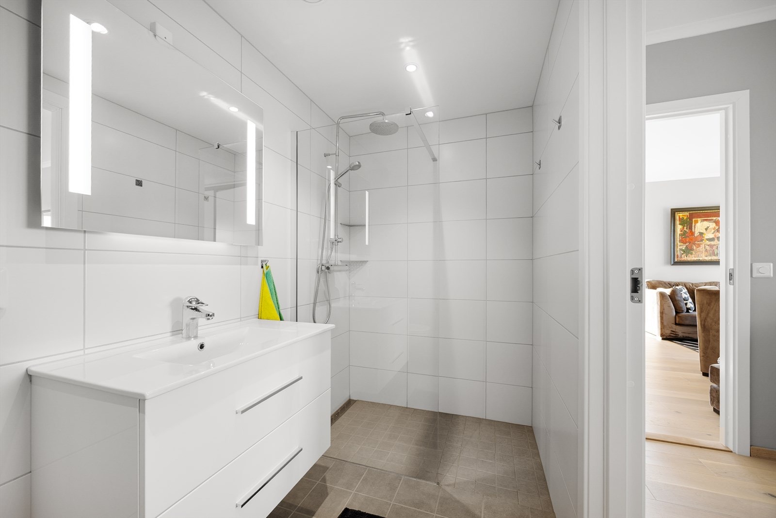 Badene er innredet med veggmontert toalett, dusjnisje med glassvegg og servantinnredning med skuffer og speil med lys. Rommene har ventilasjon via balansert ventilasjon. Galleribilde