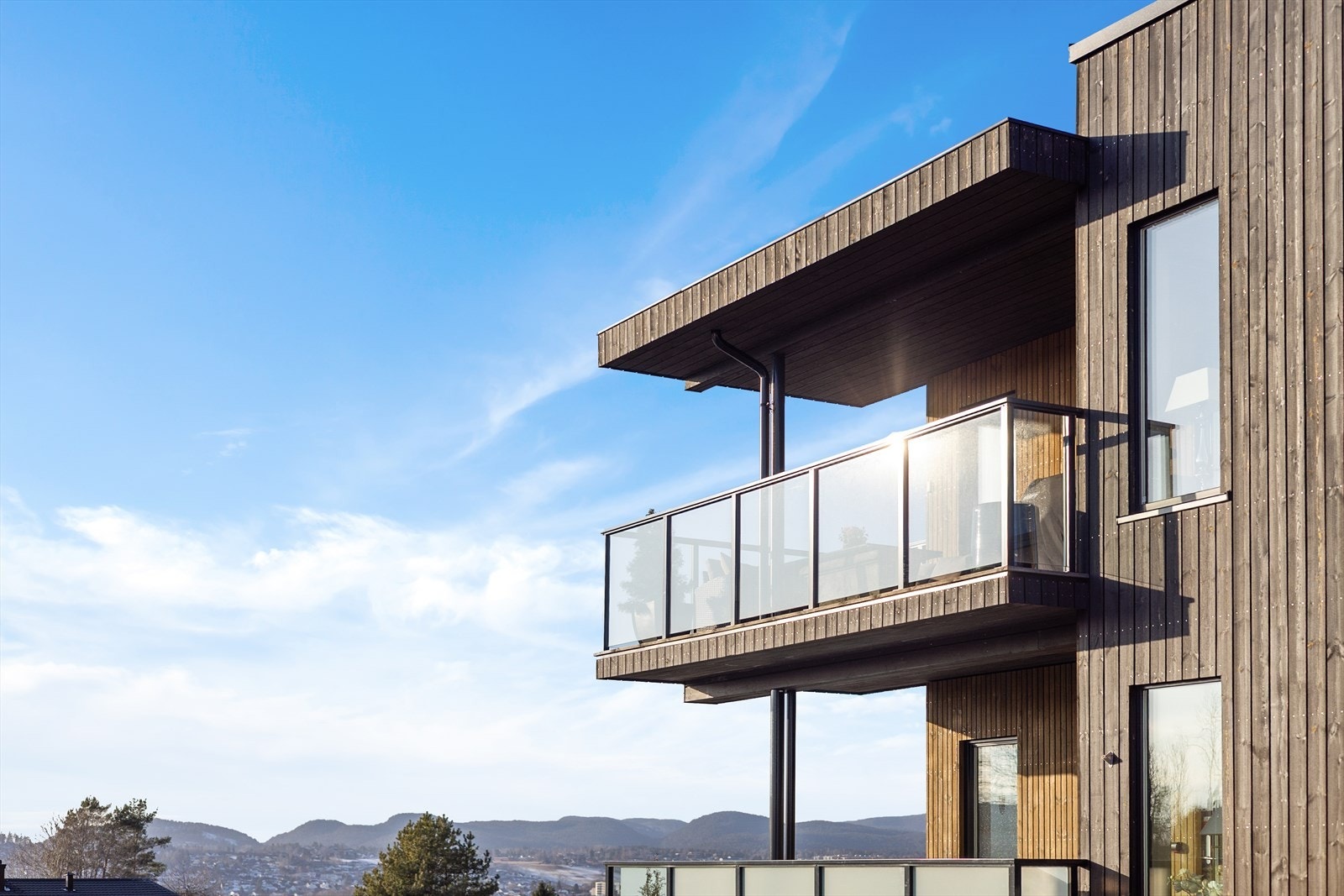 Leiligheten ligger høyt og fritt til på hjørnet i 2. etasje, med to overbygde balkonger og flott utsyn over nærområdet. Galleribilde