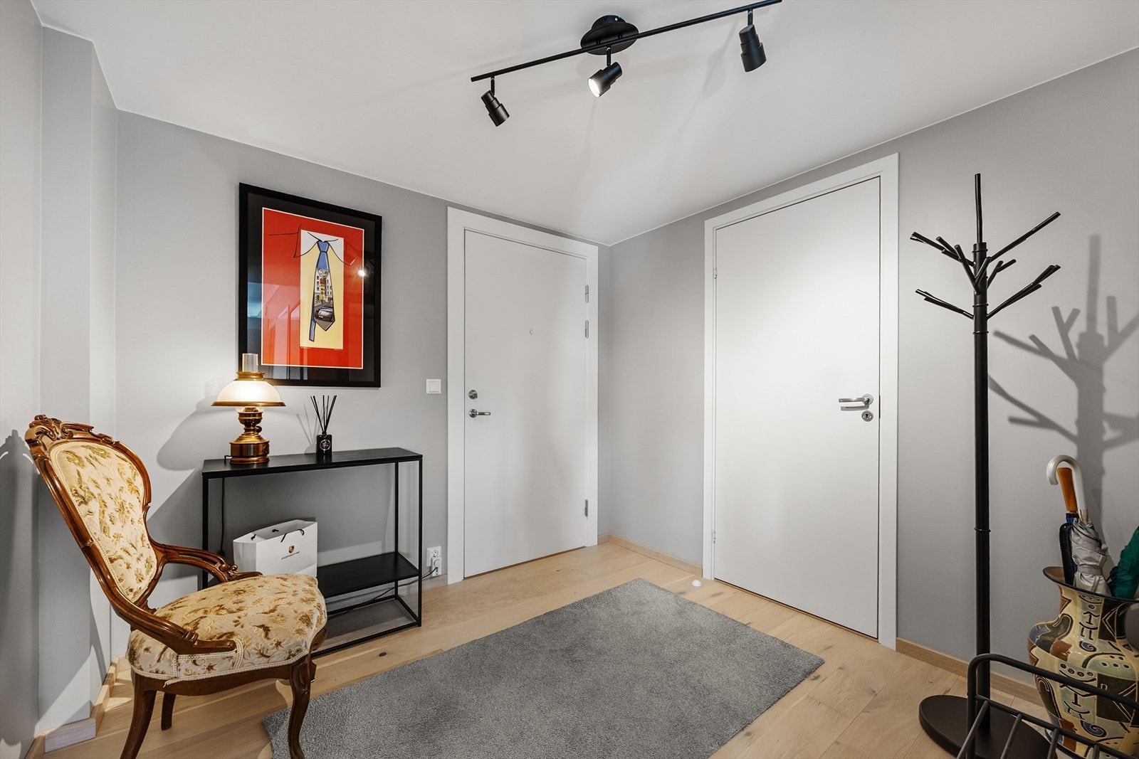 Romslig entrè Galleribilde