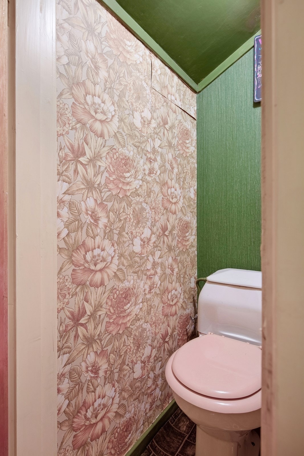 Eget toalettrom i andre etasje, utstyrt med frittstående klosett. Galleribilde