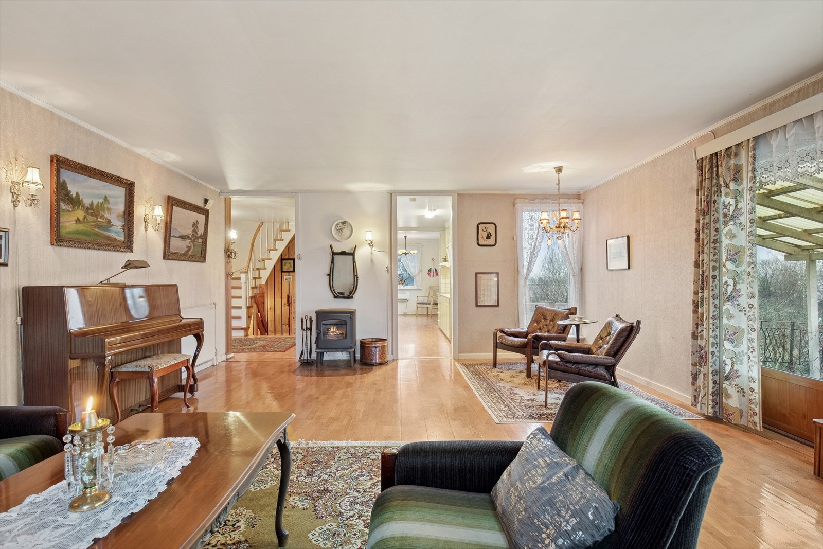 Rommet er enkelt å møblere med flere soner med både sofagruppe og spisebord. Galleribilde