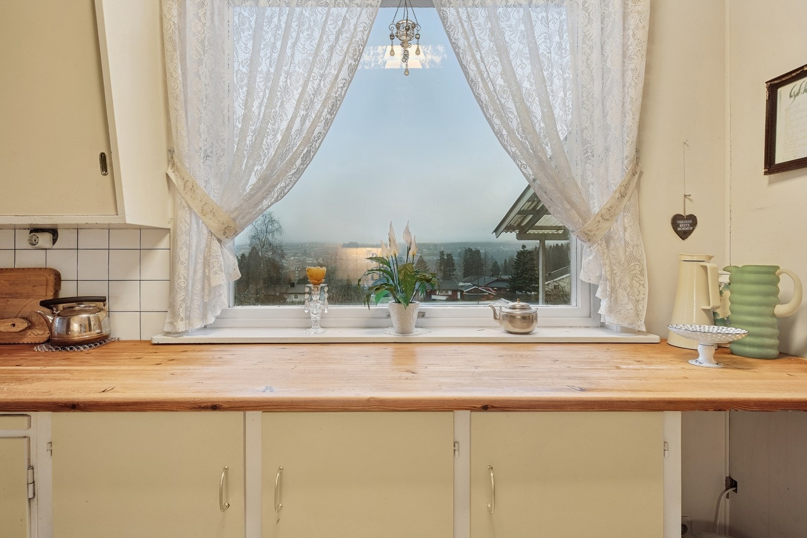 Det er plass i innredningen til frittstående hvitevarer som komfyr og kjøleskap Galleribilde