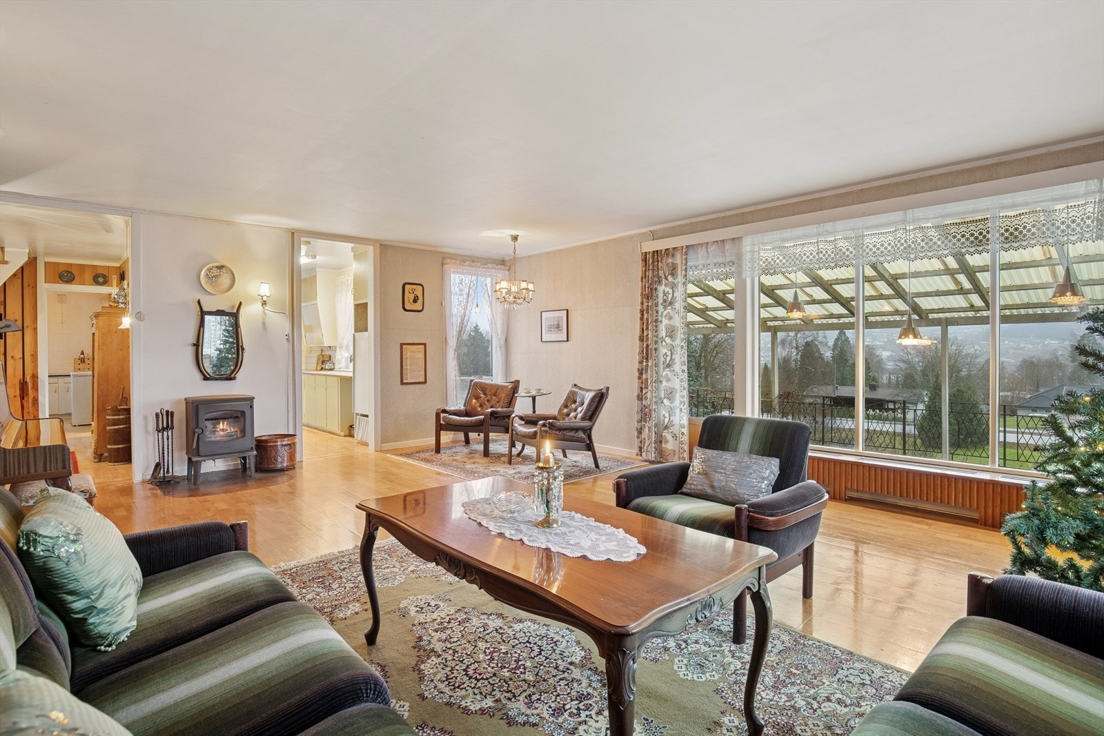 Store vindusflater gir godt med lys og utsikt mot den store hagen. Galleribilde