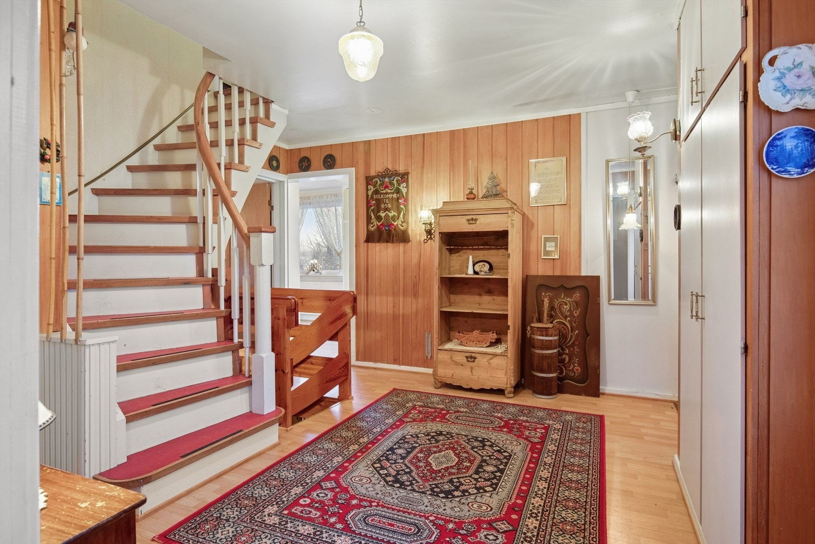 Hallen har også innebygde garderobeskap som gir gode oppbevaringsmuligheter. Galleribilde