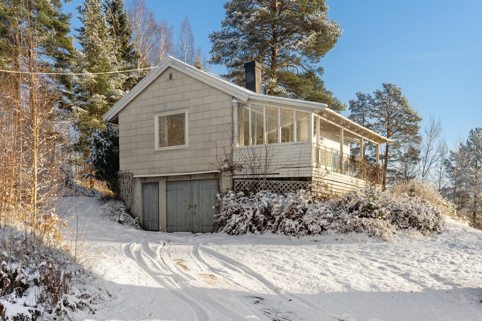Boligen har en integrert garasje i kjelleren med tofløyet garasjedør. Galleribilde