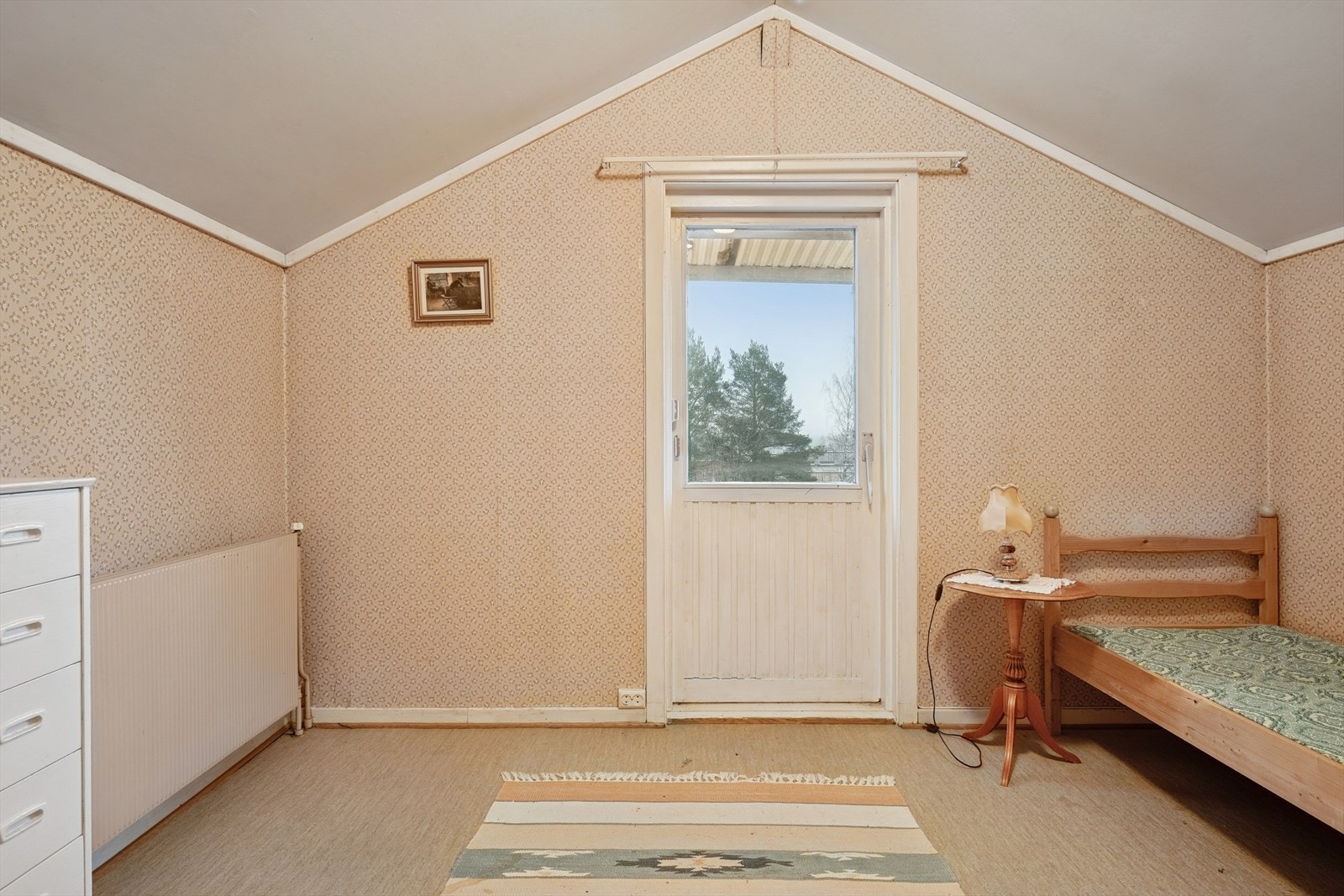 Ene soverommet i andre etasje har utgang til egen balkong på 2 m². Galleribilde