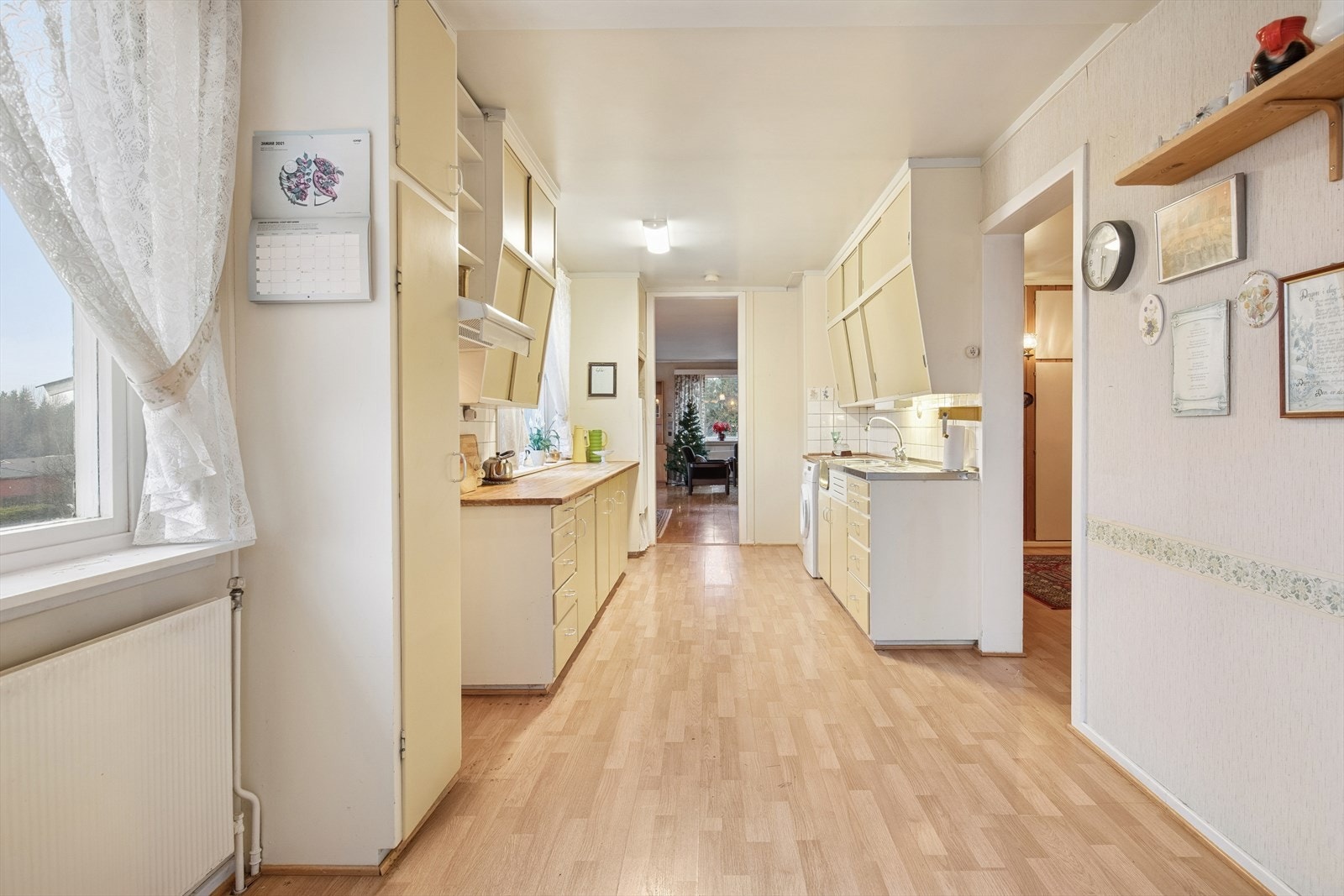 Her har du gode muligheter til å få deg et innholdsrikt kjøkken etter eget ønske med moderne hvitevarer. Galleribilde