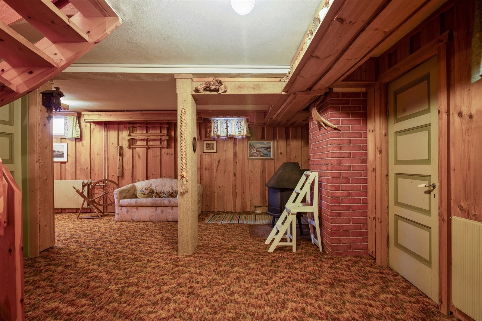 I kjelleren er det laget til en kjellerstue i opprinnelige boder, se punkt ferdigattest i salgsoppgaven. Galleribilde