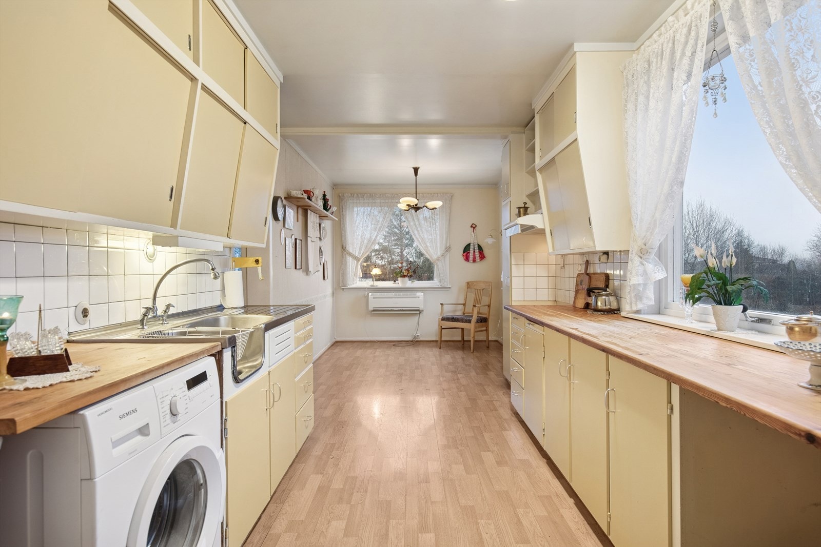 Kjøkkenet er romslig med en takhøy innredning fra byggeåret som gir rikelig med oppbevaringsplass. Galleribilde