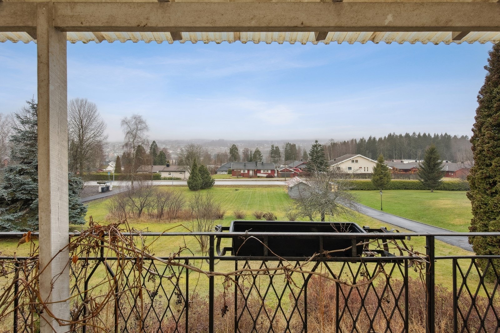 Fra verandaen er det en åpen og vid utsikt over nærområdet. Galleribilde