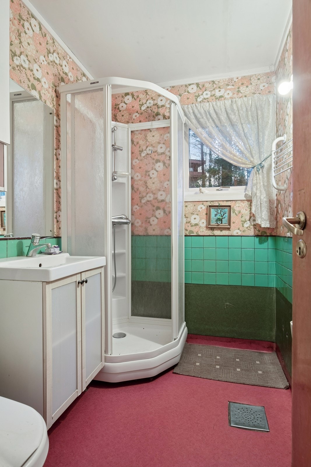 Eldre bad som har plass til toalett, dusjkabinett og baderomsinnredning. Galleribilde