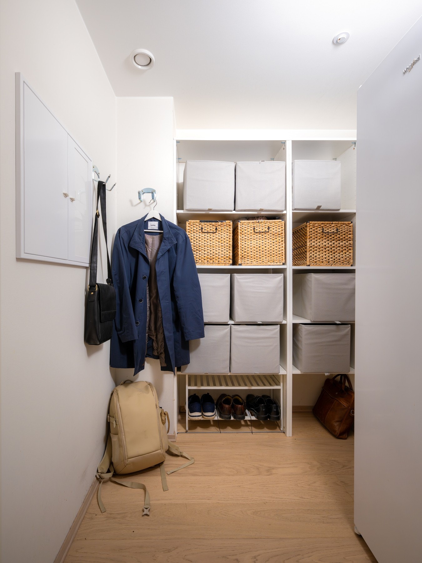 I tilknytning til entreen ligger det en praktisk innvendig bod hvor det er godt med lagringsplass. Galleribilde