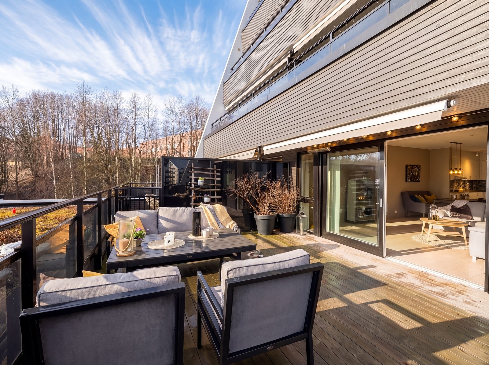 Her bor du usjenert og fritt til med gode solforhold på den vestvendte uteplassen. Her kan du nyte varme sommerdager og sene sommerkvelder med gode venner. Bildet er delvis AI-redigert. Utsikt og solforhold er representative, med mindre avvik. Galleribilde