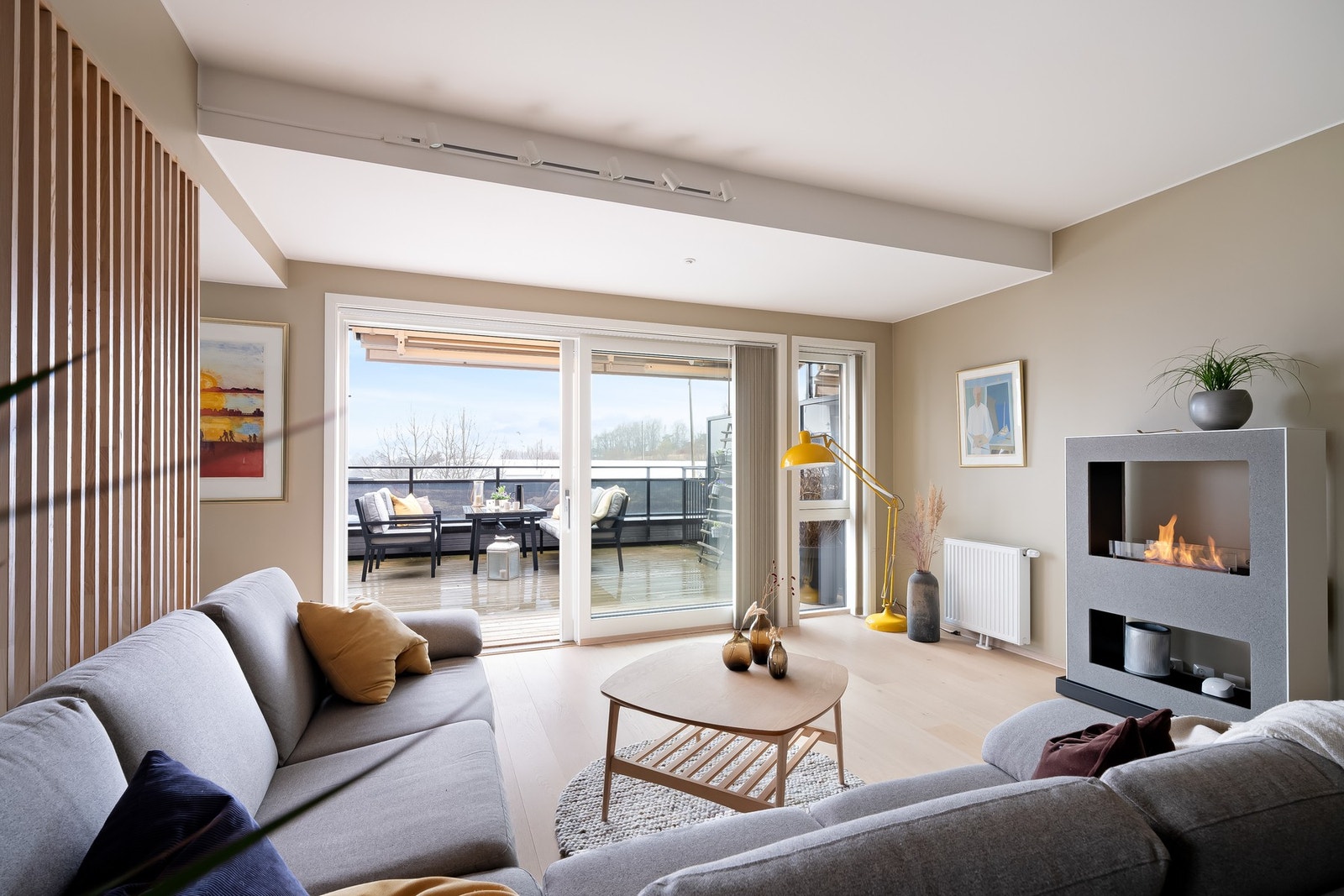 Trekker vi videre inn i boligen kommer vi til den åpne og innbydende stue- og kjøkkenløsningen. Galleribilde