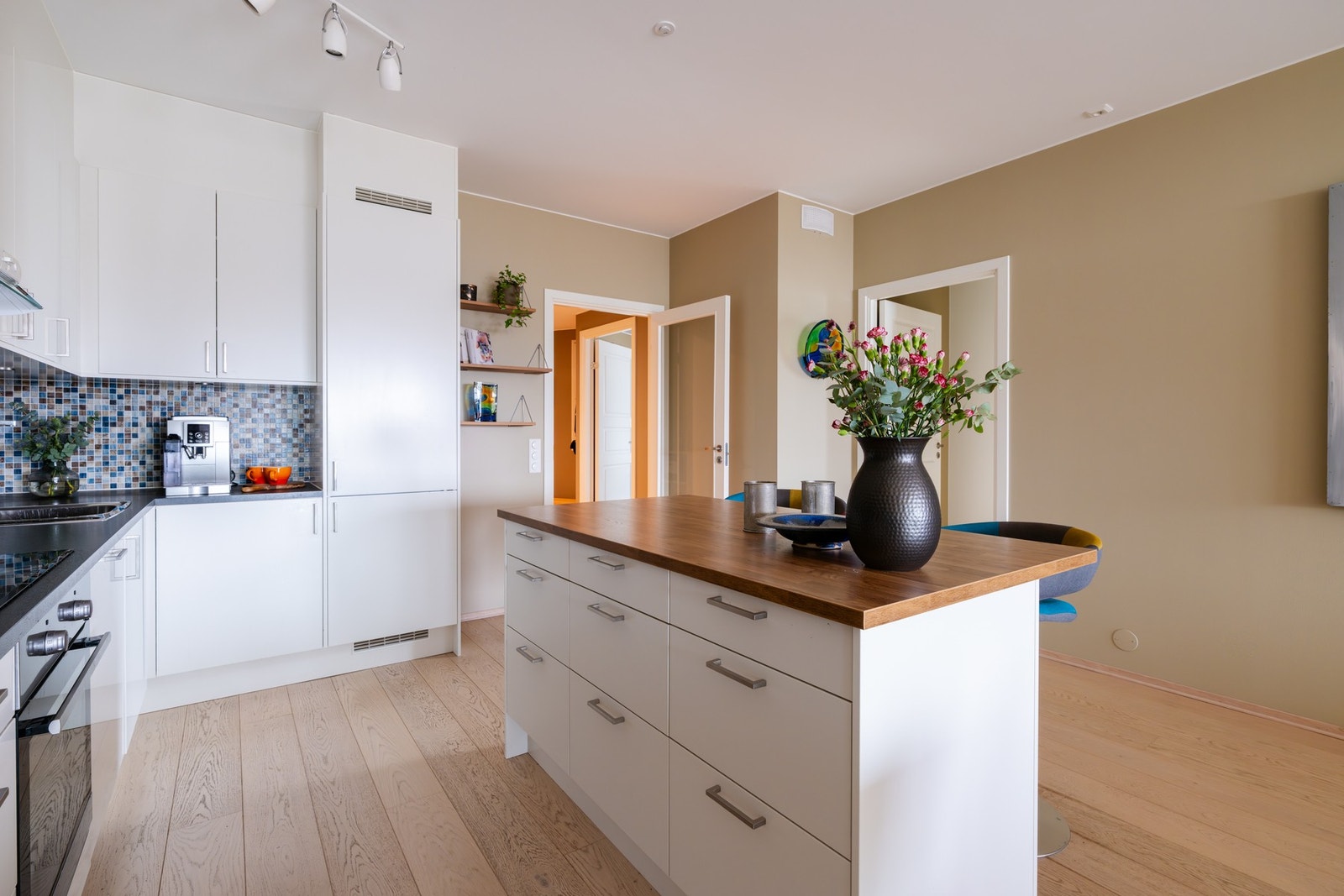 Her kan du kose deg med matlagingen samtidig som du holder familien eller gjestene med selskap. Galleribilde