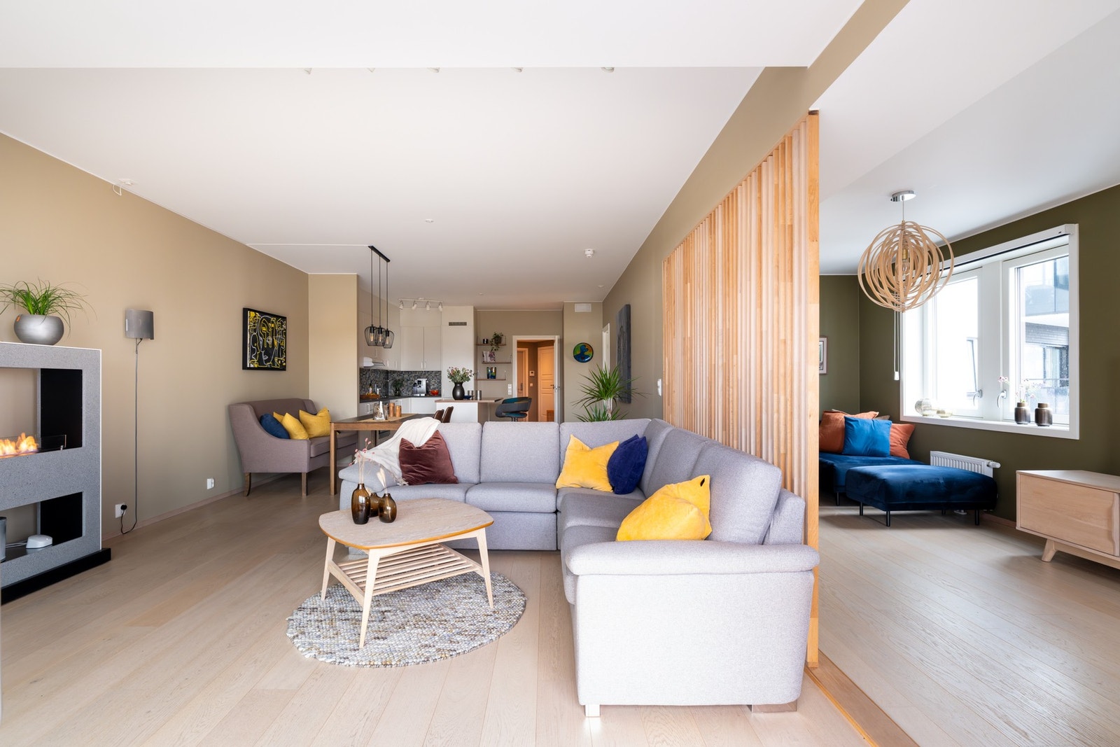 Boligens kjøkken er i en åpen løsning mot stuen, men likevel tilbaketrukket og gir med det fin soneinndeling i oppholdsrommet. Galleribilde