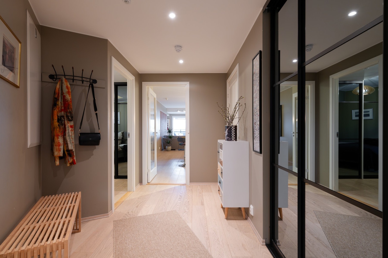 I entreen er det en stor skyvedørsgarderobe med speilfronter hvor det er god plass til oppbevaring av yttertøy. Galleribilde