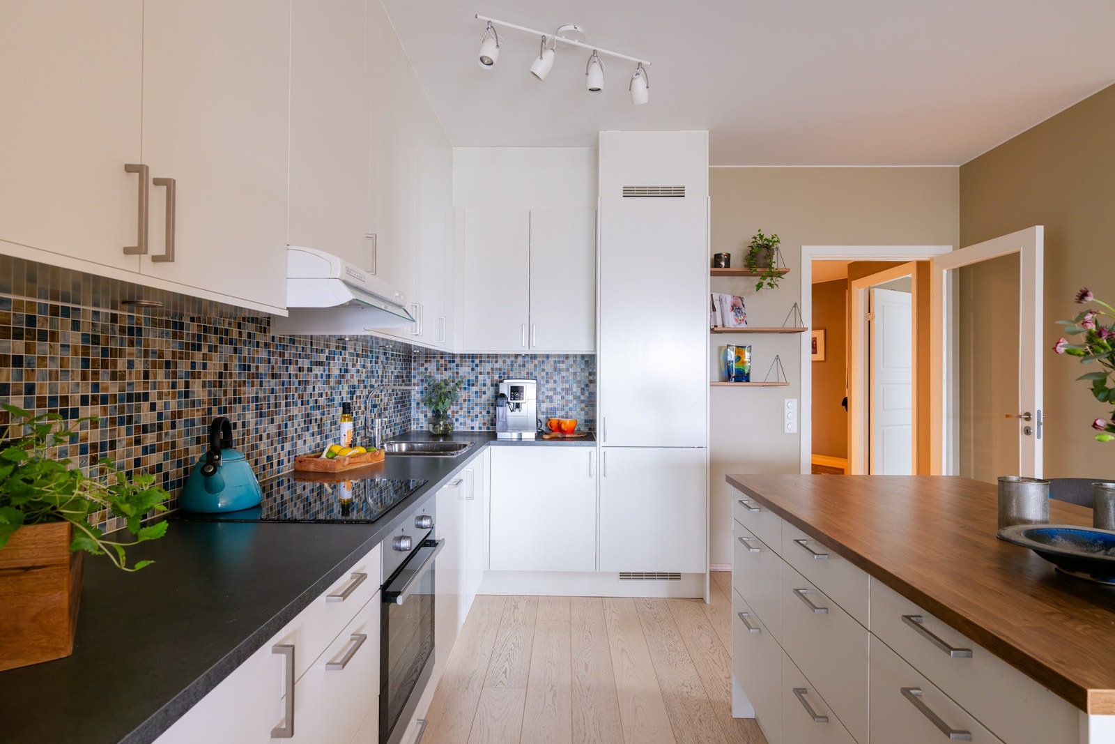 Innredningen har glatte fronter og laminat benkeplate, samt oppvaskkum av stål. Galleribilde