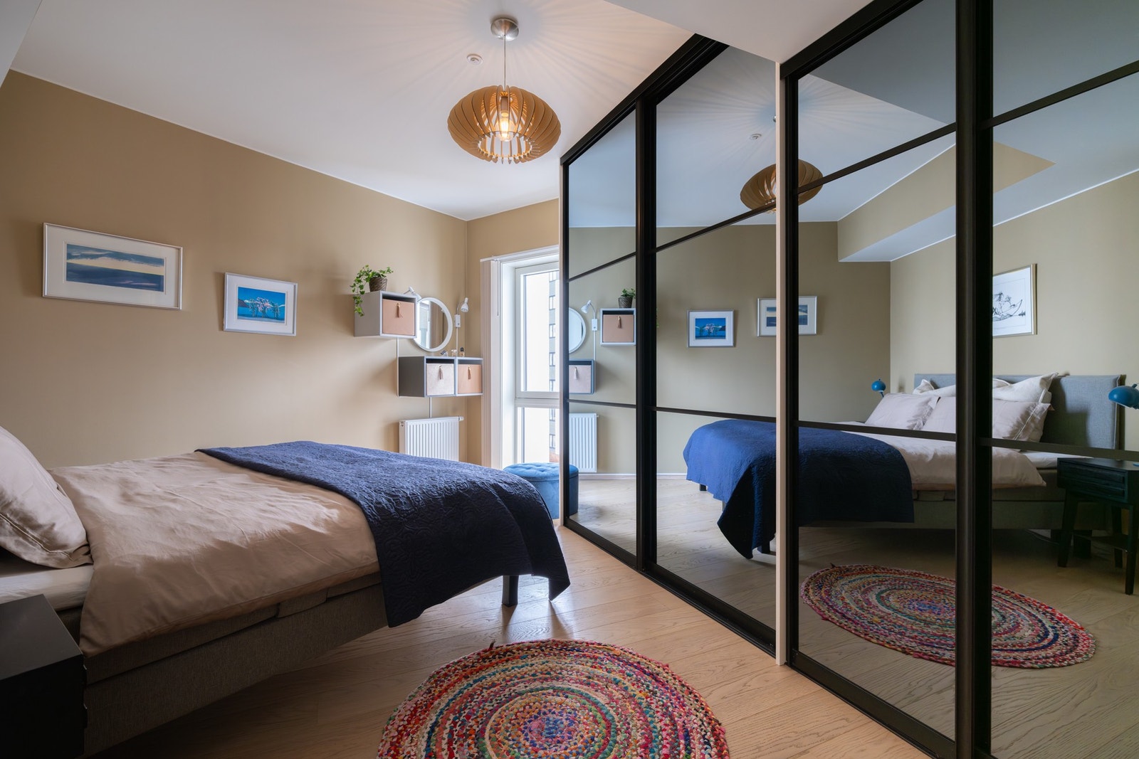 Hovedsoverommet slik det står i dag er svært romslig og har god plass til dobbeltseng med tilhørende nattbord. Galleribilde