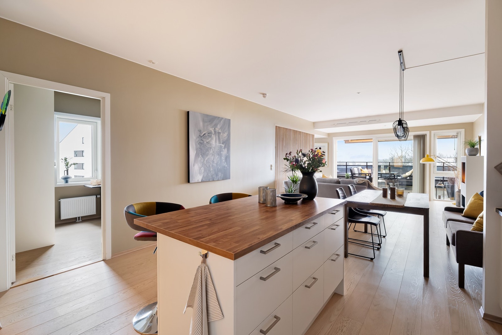 Det delikate kjøkkenet er godt utstyrt og har rikelig med både skap- og benkeplass. Kjøkkenøyen sørger for ekstra med skuffeplass og benkeplass. Galleribilde