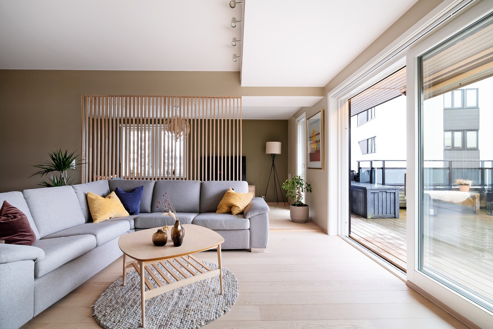 Generøse vindusflaten som gir godt med naturlig lysinnslipp. Galleribilde