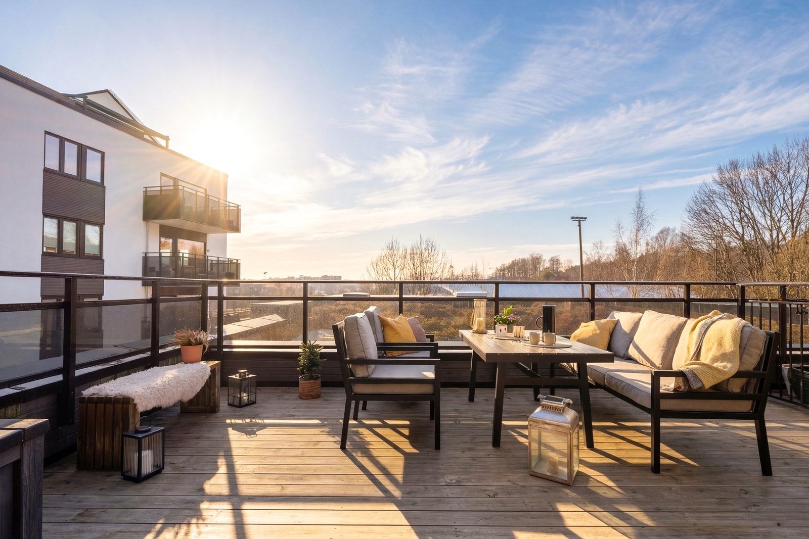 Dette er en flott 3-roms leilighet (opprinnelig 4-roms) med takterrasse på hele 28 kvm. Bildet er delvis AI-redigert. Utsikt og solforhold er representative, med mindre avvik. Galleribilde