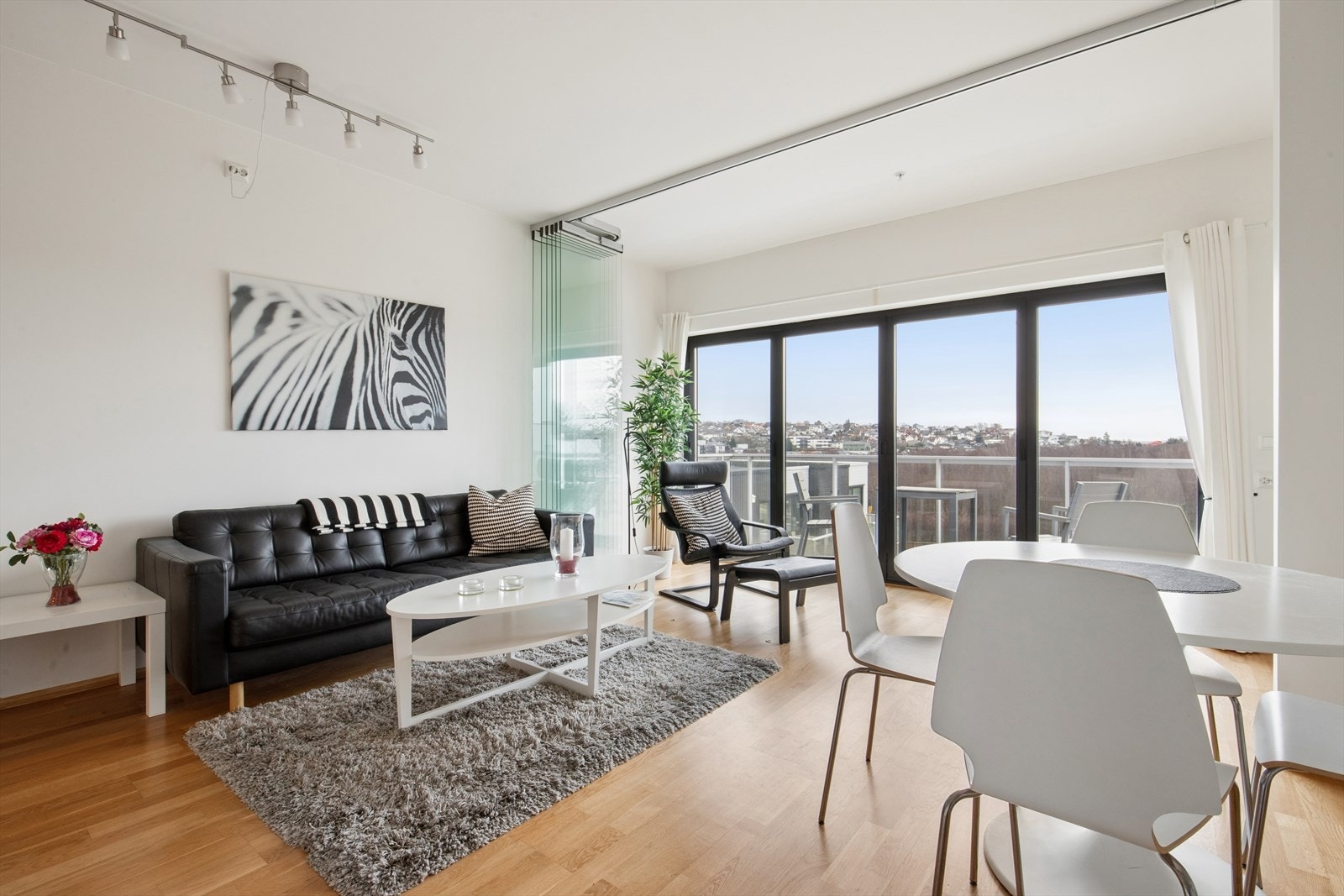 Gjennomgående parkett på gulv og malte veggflater skaper et helhetlig inntrykk. Galleribilde