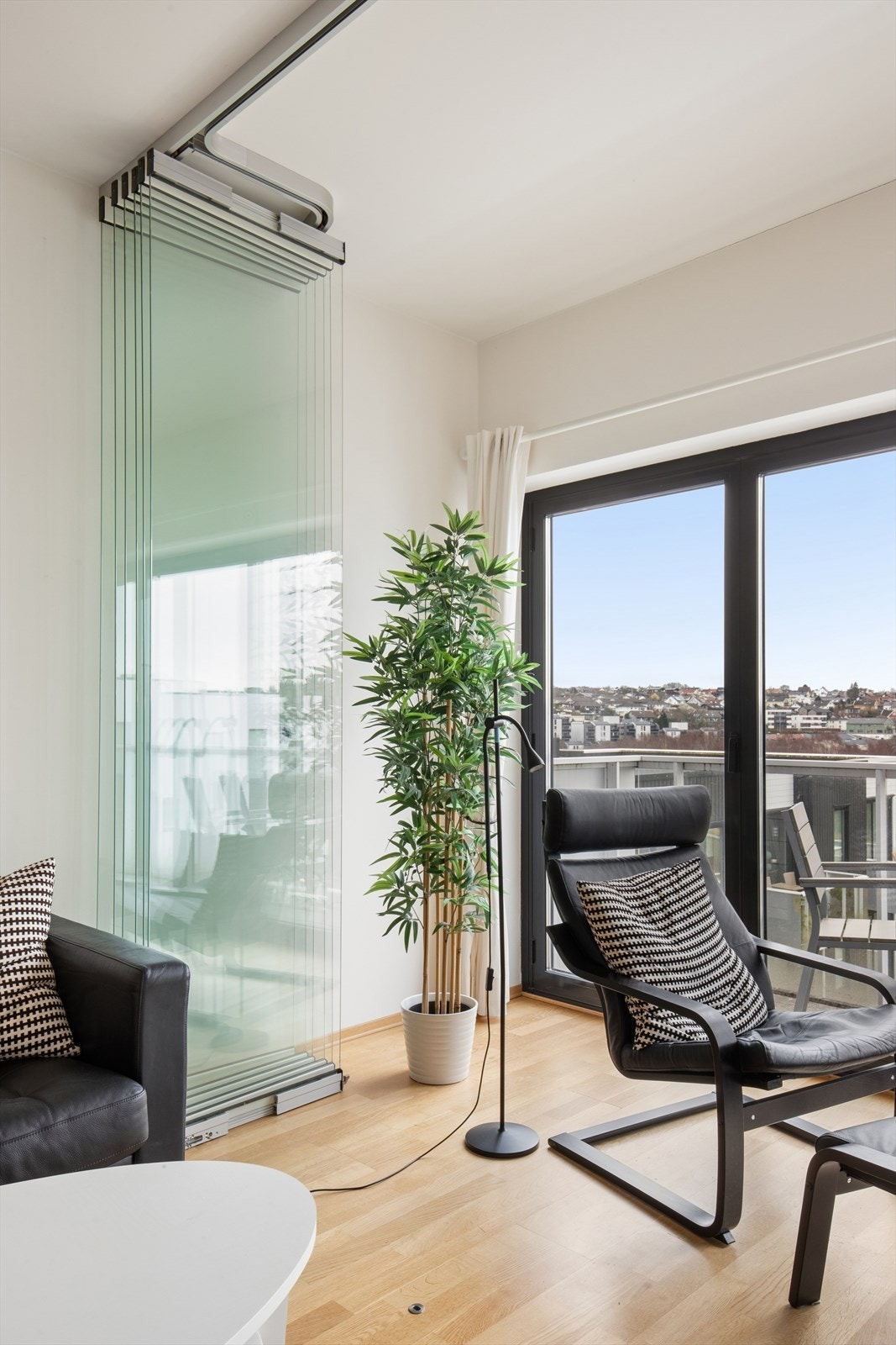 Glassveggene kan enkelt foldes til side for å viske ut skillet mellom inne og ute. Galleribilde