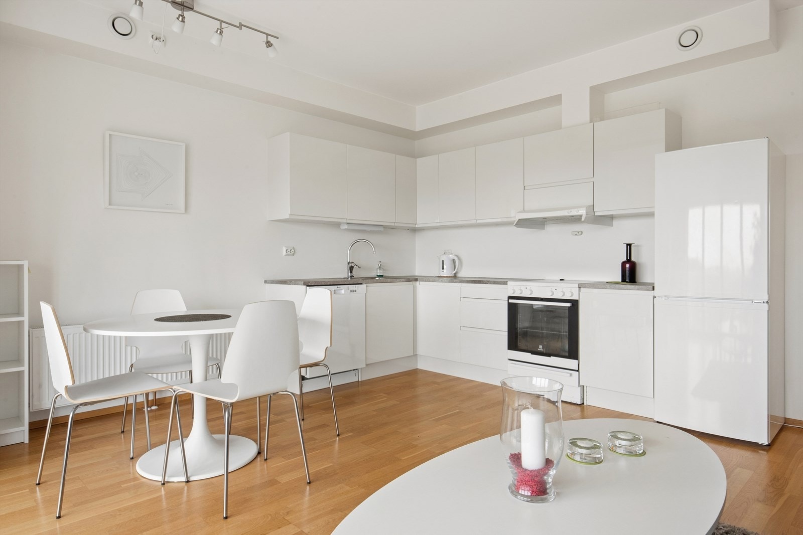 Kjøkkenet er en integrert del av oppholdsrommet, med god plass til spisebord. Galleribilde