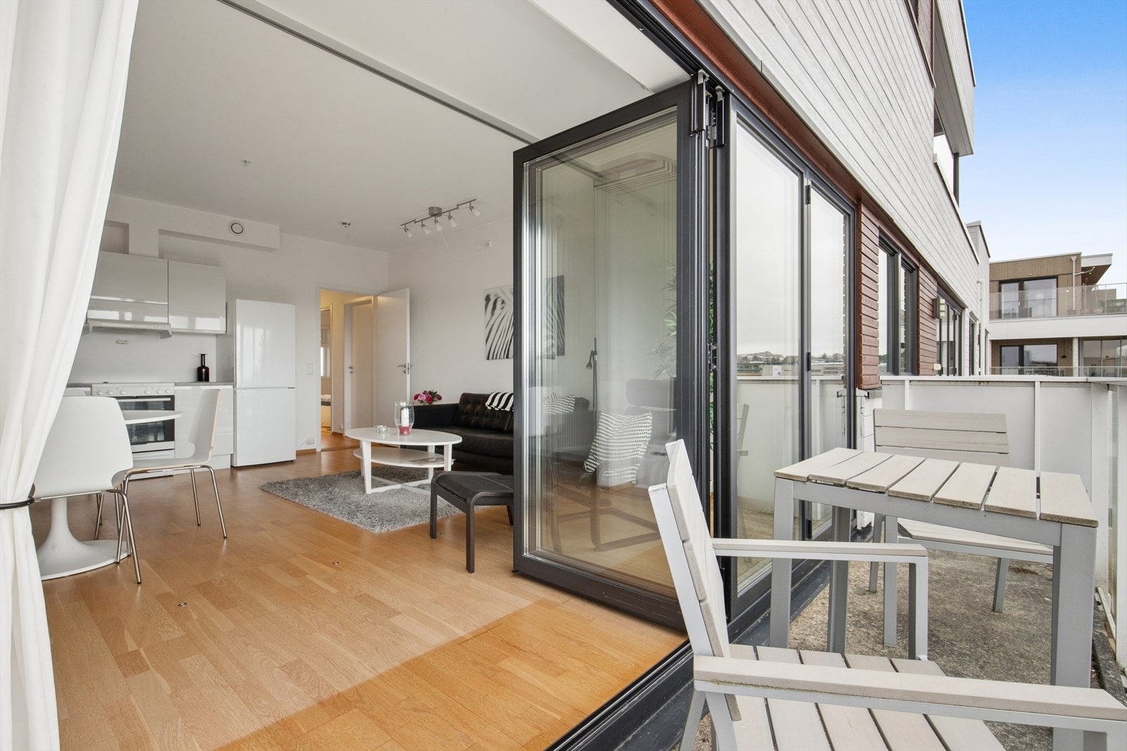 Fra stuen er det direkte utgang til en balkong på ca. 5 m² via en foldebalkongdør. Galleribilde