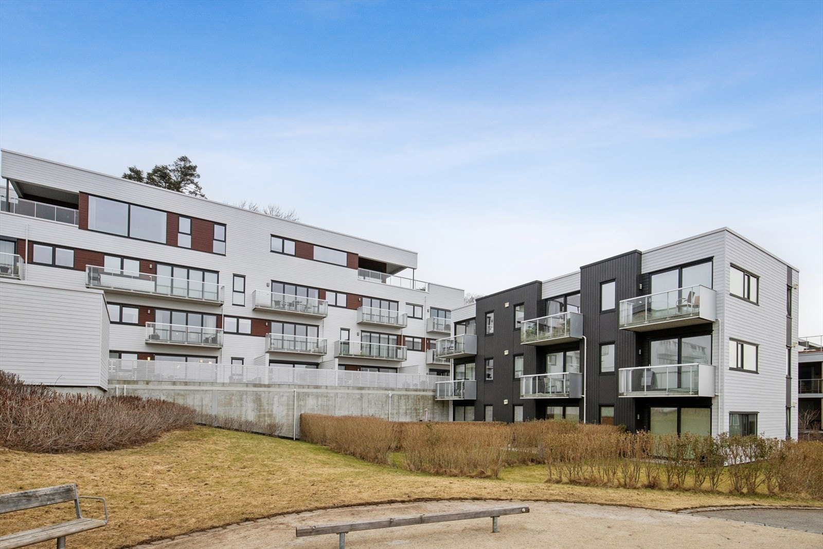 Bygget er fra 2015 og har en moderne fasade med liggende bordkledning. Galleribilde