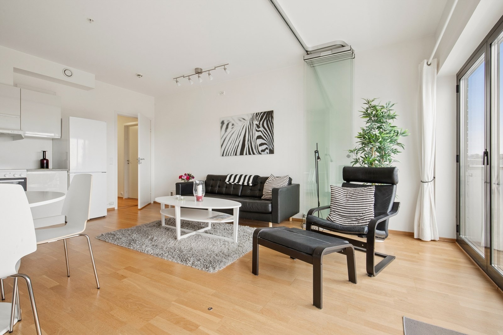 Rommet varmes effektivt opp med vannbåren varme via radiator. Galleribilde