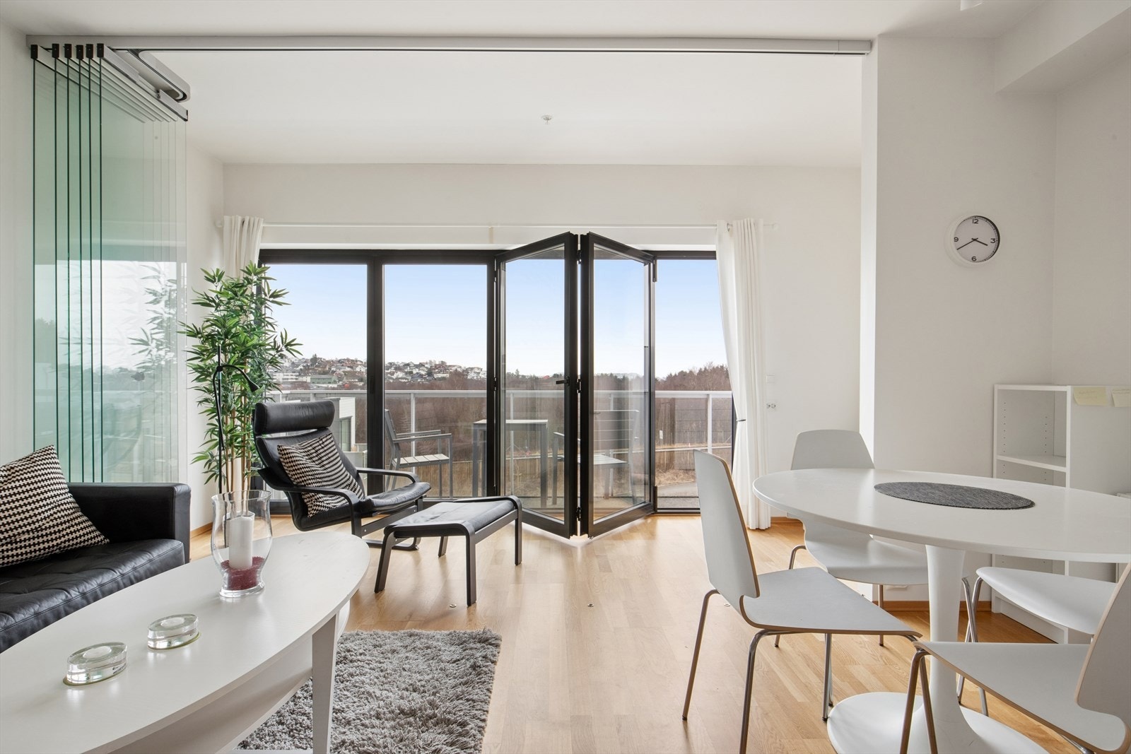 Den smarte foldebalkongdøren med tre-lags glass åpner hele veggen mot utsiden. Galleribilde