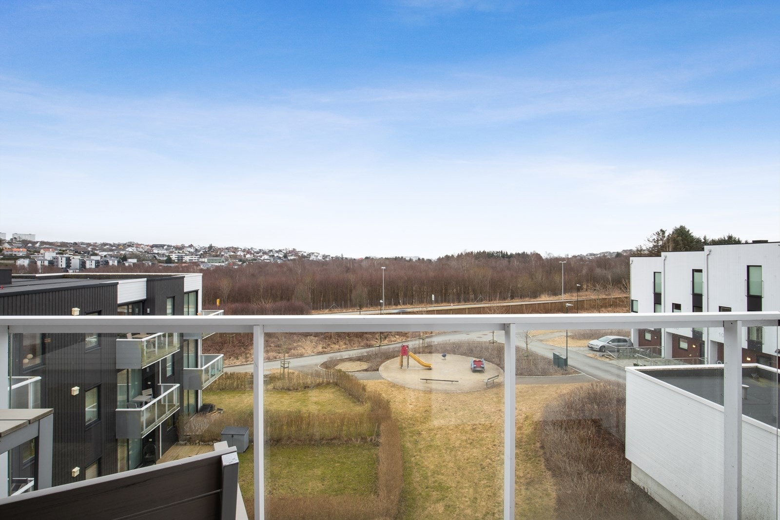 Utsikt mot felles lekeplass og grøntområder. Galleribilde