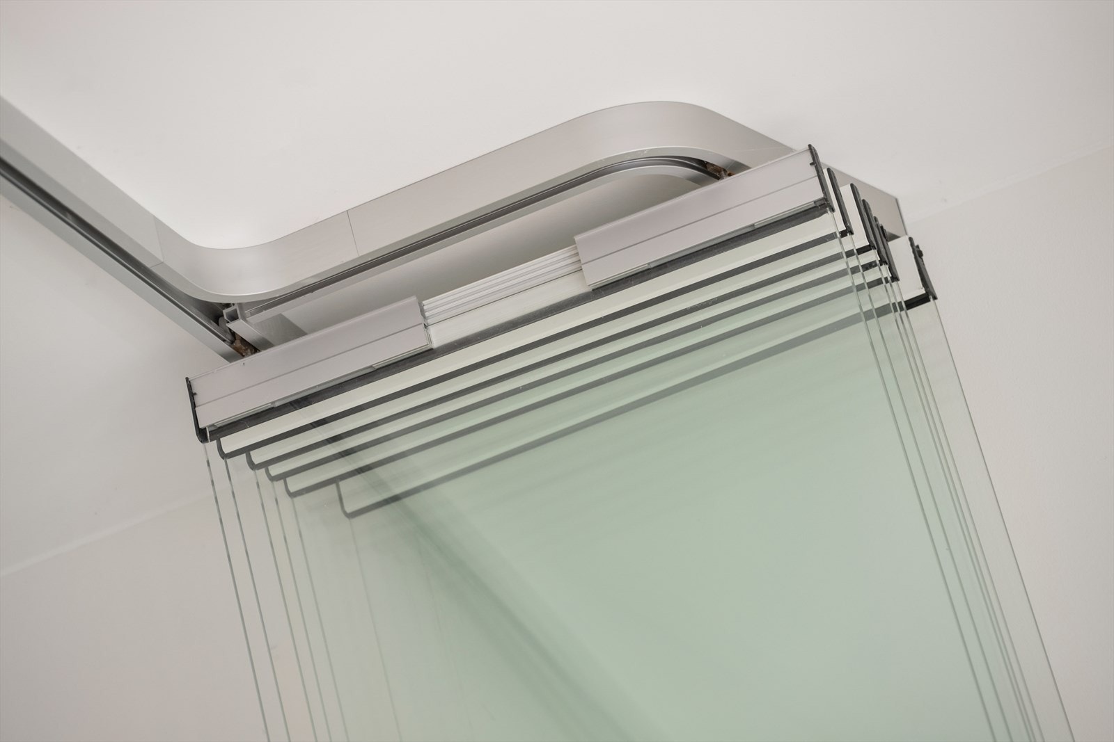 Detalj av den solide og funksjonelle foldemekanismen til balkongdøren. Galleribilde