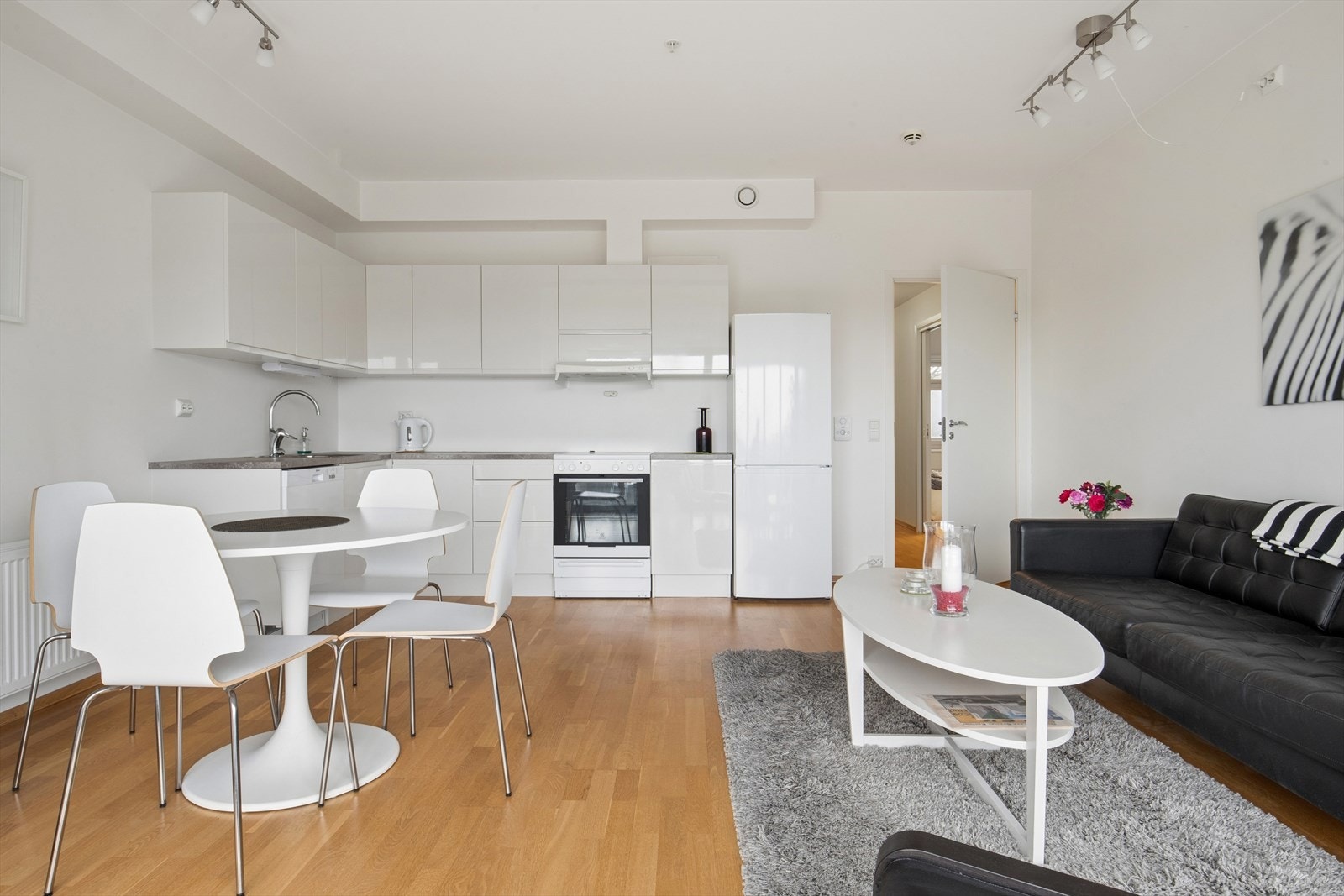 Den åpne løsningen gir en sosial og luftig atmosfære mellom kjøkken og stue. Galleribilde