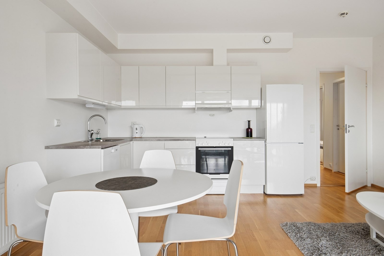 Kjøkkeninnredningen har slette fronter og integrerte hvitevarer som komfyr og oppvaskmaskin. Galleribilde