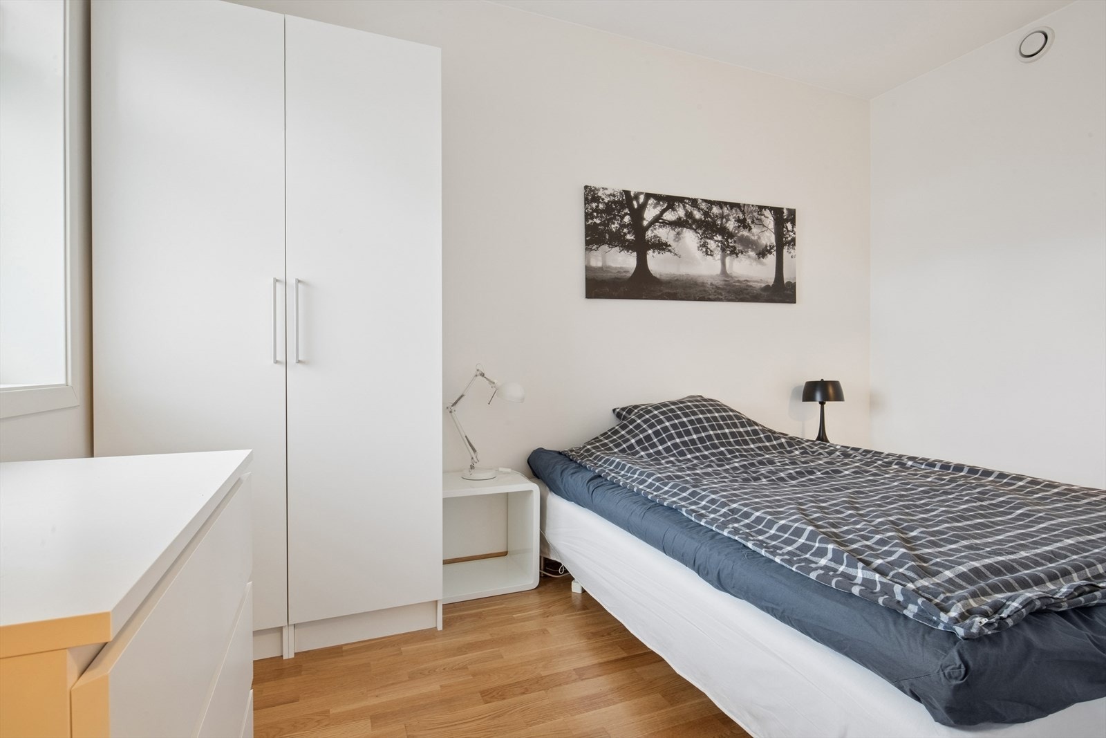 Rommet har trevindu med tre-lags glass som sikrer god isolasjon. Galleribilde