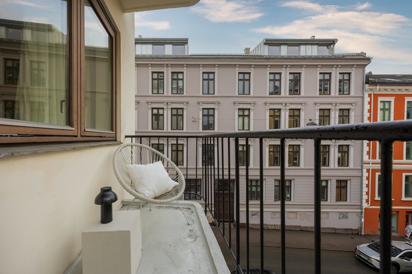 Flott balkong, praktisk planløsning og tilbaketrukket beliggenhet i 3. etasje med heis. Galleribilde