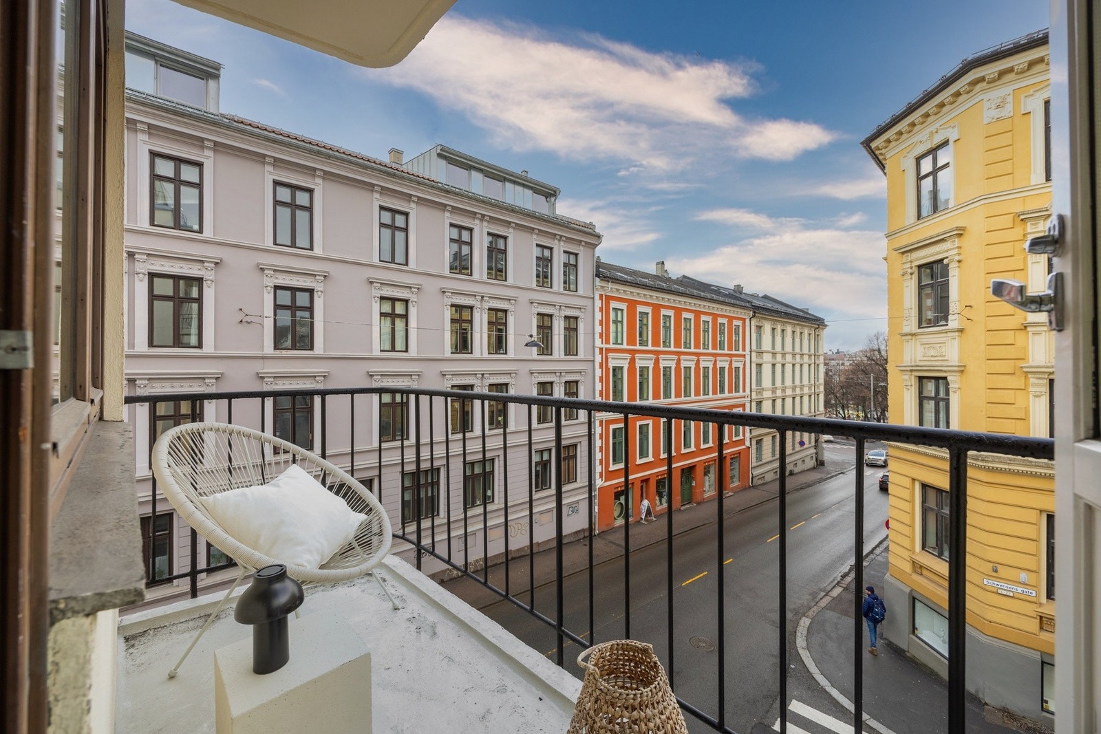Balkongen er vendt mot klassiske bygårder og er høytliggende i en rolig gate. Galleribilde