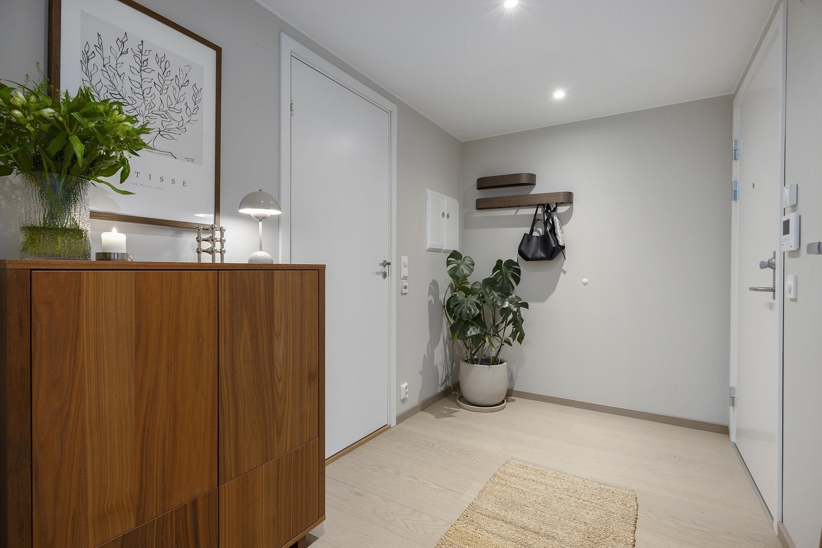 I entréen er det god plass til garderobeløsninger, og lagring av sko og yttertøy. Brann- og lydklassifisert entrédør og dørtelefon med video. Galleribilde