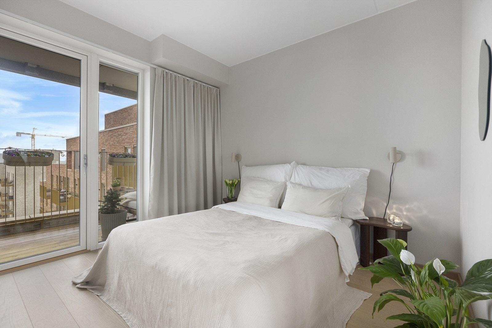 Romslig soverom med god plass til dobbeltseng, nattbord og øvrig soveromsmøblement. Galleribilde