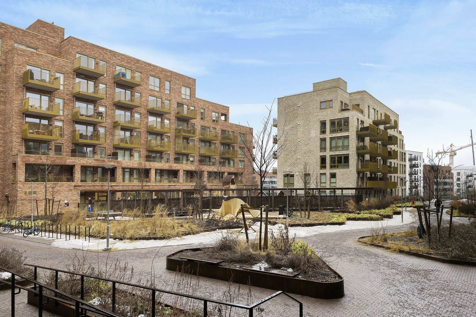 Fellesområdene byr på sykkelparkering, gangstier, lekeapparater og ellers flott beplantning. Galleribilde