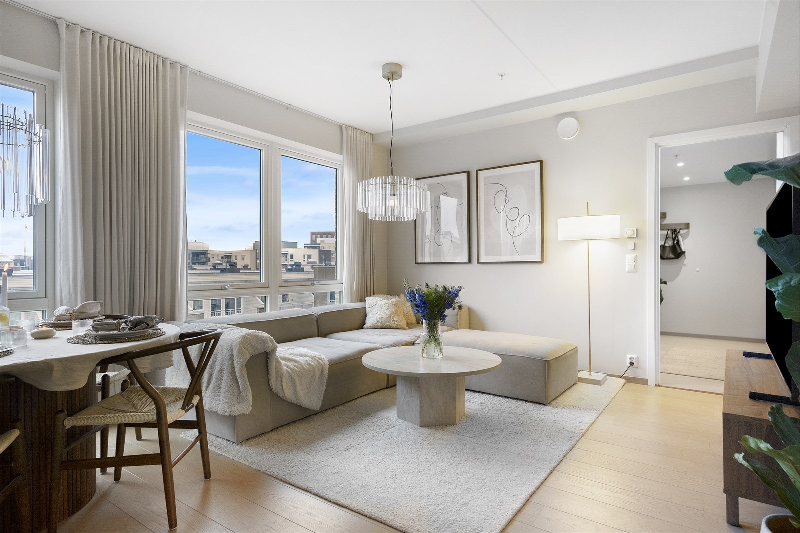 Pene overflater med enstavs parkettgulv og ellers malte flater. Galleribilde