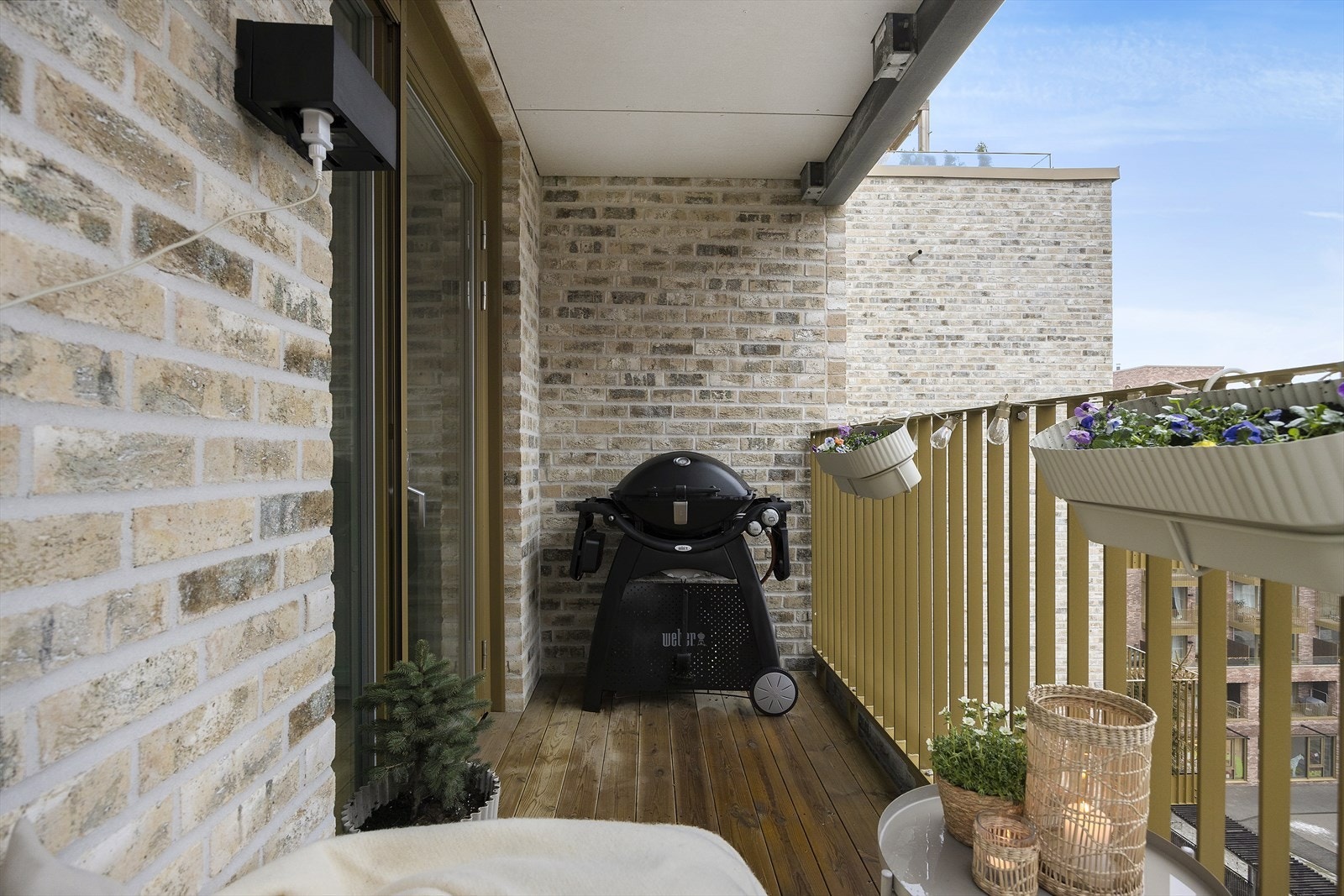 Fra soverommet er det utgang til solrik sydvestvendt balkong på ca. 5 m². Her er det god plass til utemøblement, grill og beplantning. Balkongen er overbygget, slik at man også får glede av denne på regnværsdager. Galleribilde