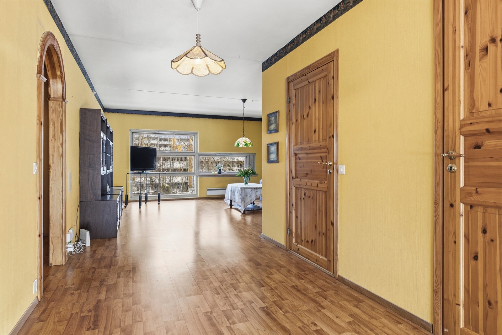 Velkommen til Lindebergåsen 12A - en romslig 4-roms leilighet med solrik balkong og barnevennlig beliggenhet på Lindeberg! Galleribilde