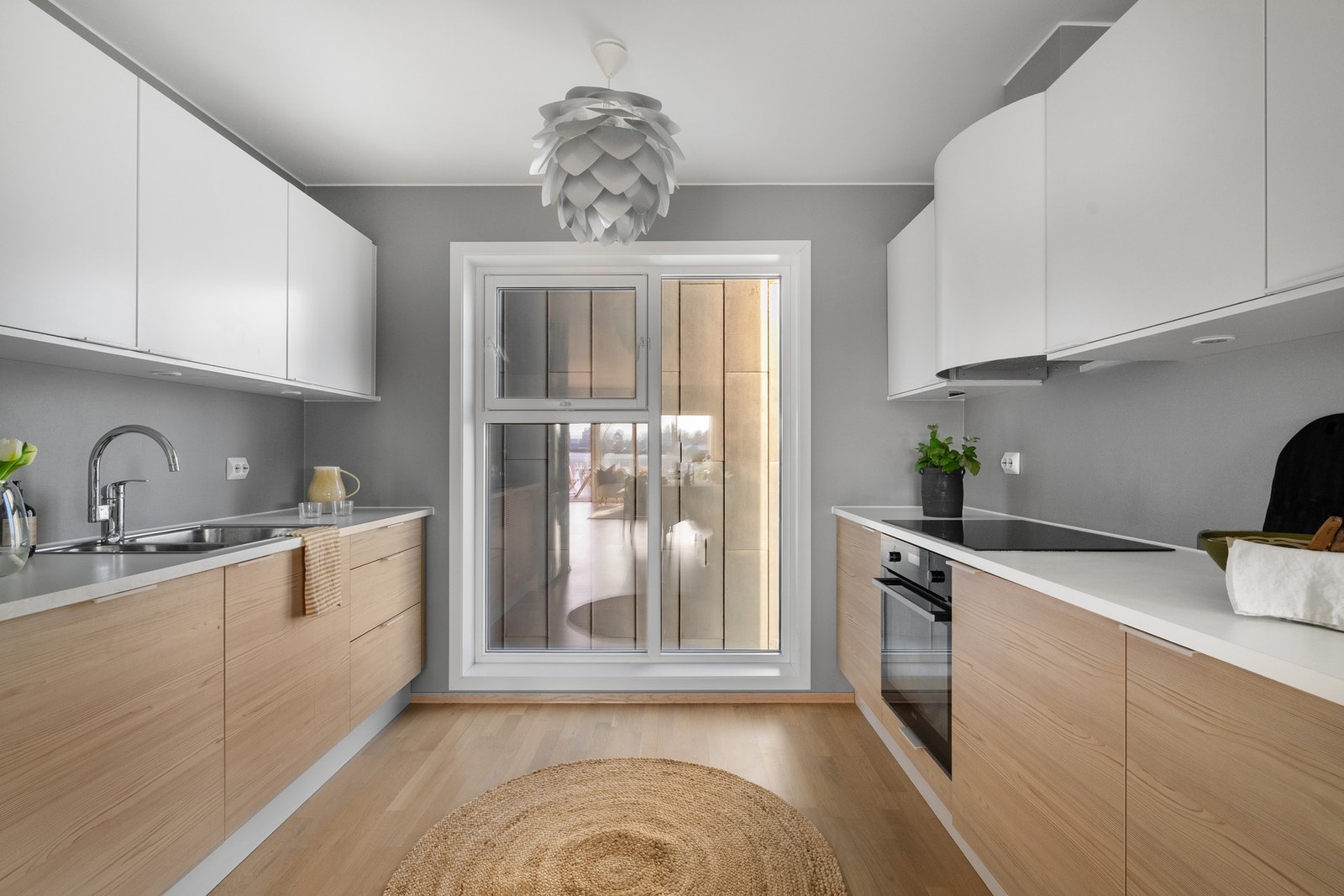 Stilrent kjøkken med god skap- og benkeplass. Galleribilde