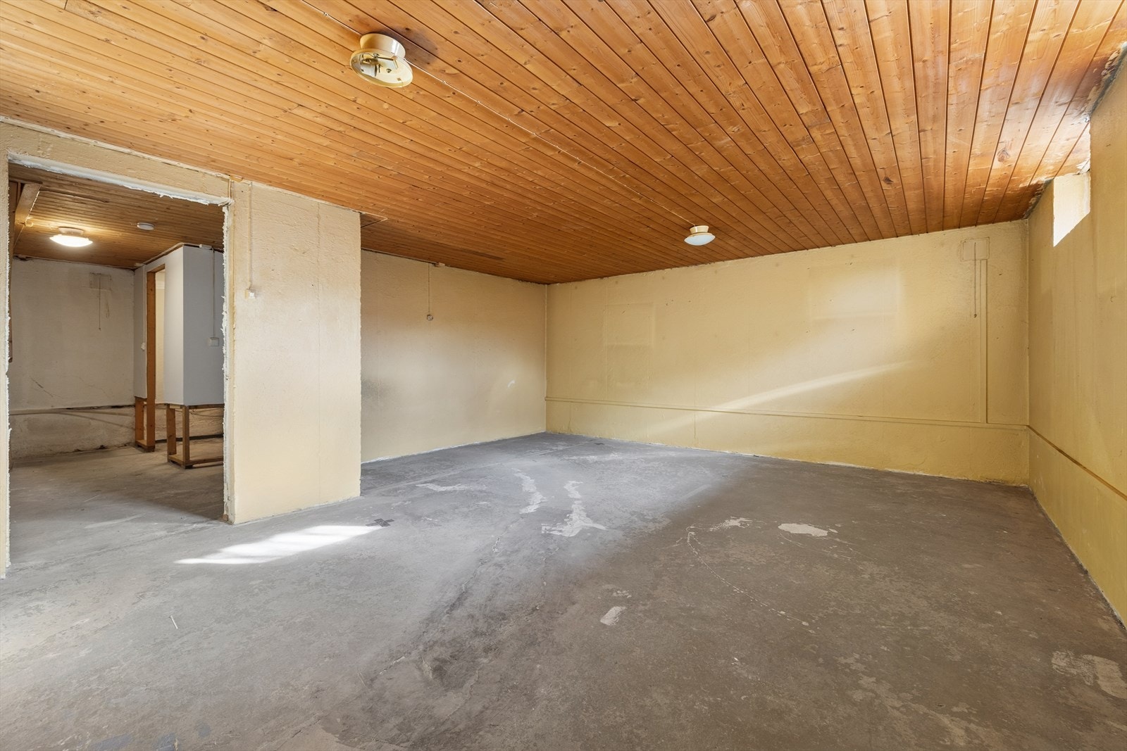 Kjelleren består av uinnredede rom og vaskekjeller Galleribilde