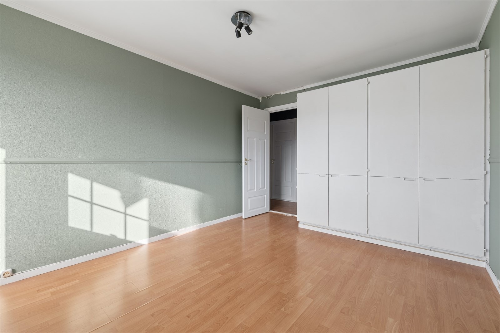 Hovedsoverommet har garderobe og utgang til egen balkong Galleribilde